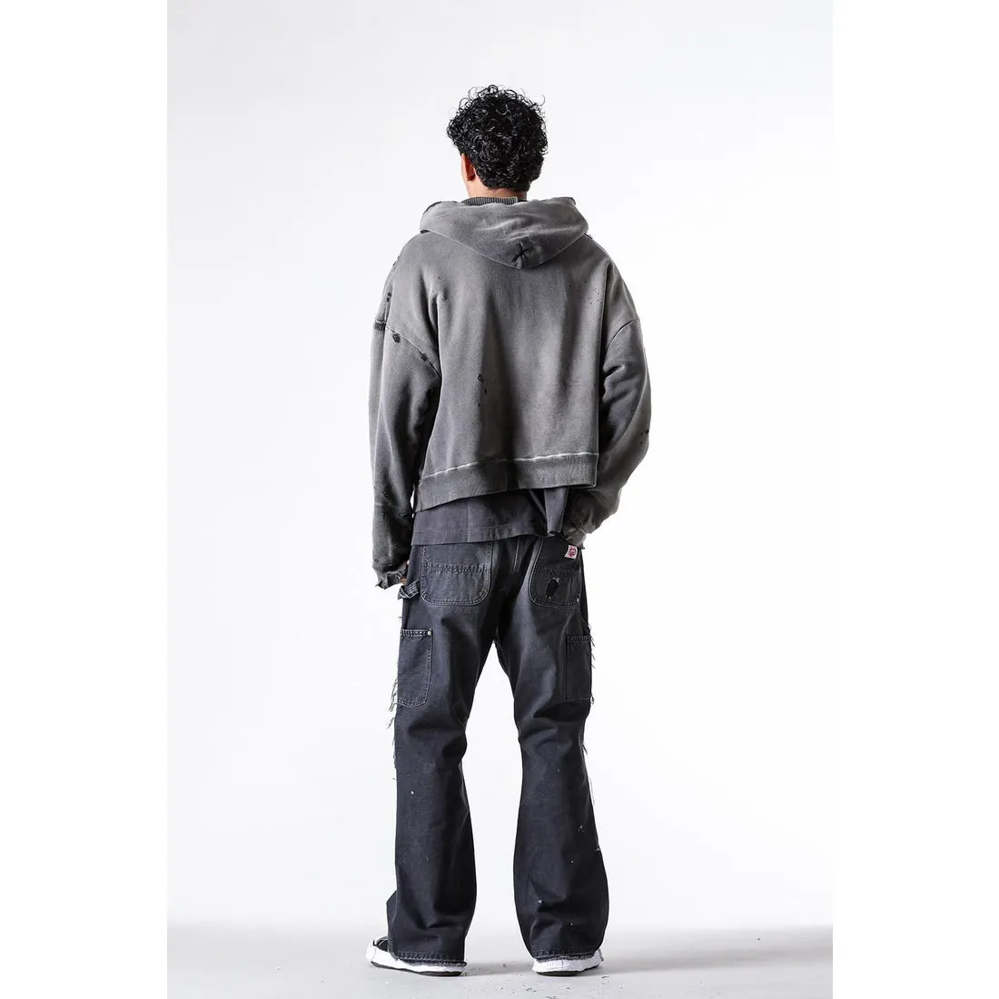 SAINT Mxxxxxx DBL FACE ZIP UP HOODIE/CHARCOAL Double-layer destroyed waffle zipper jacket, washed black S-XL, a style that has been used in the summer. After continuous fine polishing, it has finally been shipped. The finished product is simply a work of art. Super heavy washing to make the weather look old. Multiple water fades. Excessive manual wormhole damage processing. Deconstruction and reorganization embroidery technology. Custom-made zipper with LOGO. The color details of the zipper webbing are also correct. Original grade fruit main label and wash water label. Top purchasing grade. A layer of waffle fabric is added to the inner lining to make the overall texture stronger and increase the comfort and warmth of the wearer.